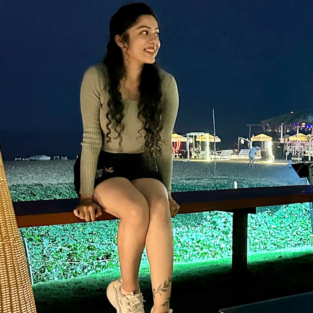 తన నటనతో ప్రేక్షకుల చూపును తనవైపు తిప్పుకుంది అందాల ముద్దుగుమ్మ వర్ష బొల్లమ్మ. పక్కింటి అమ్మాయిలా కనిపించే రూపంతో ఆకట్టుకుంటూ కుర్రకారును ఫిదా చేస్తోందీ బ్యూటీ.. తెలుగులో రీసెంట్ గా ఊరుపేరు భైరవకోన అనే సినిమాతో హిట్ అందుకుంది.