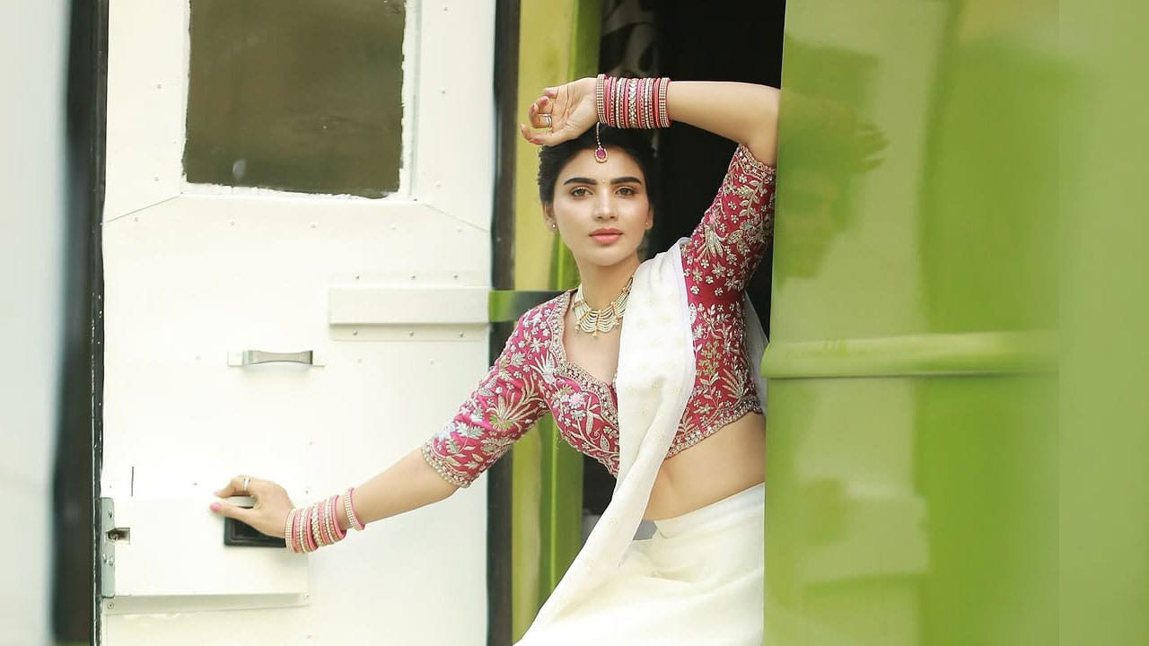 తాజాగా వర్ష ఎంబ్రాయిడరీ వర్క్ డిజైన్ చేసిన మెరూన్ కలర్ బ్లౌజ్ ధరించి, వైట్ కలర్ లెహంగాలో అదరిపోయింది. ఎప్పటిలానే గ్లామర్ విందు ఇస్తూ... ఫొటోలకు ఫోజులిచ్చింది. ఈ పిక్స్ వర్ష తన సోషల్ మీడియాలో పోస్ట్ చేసింది.