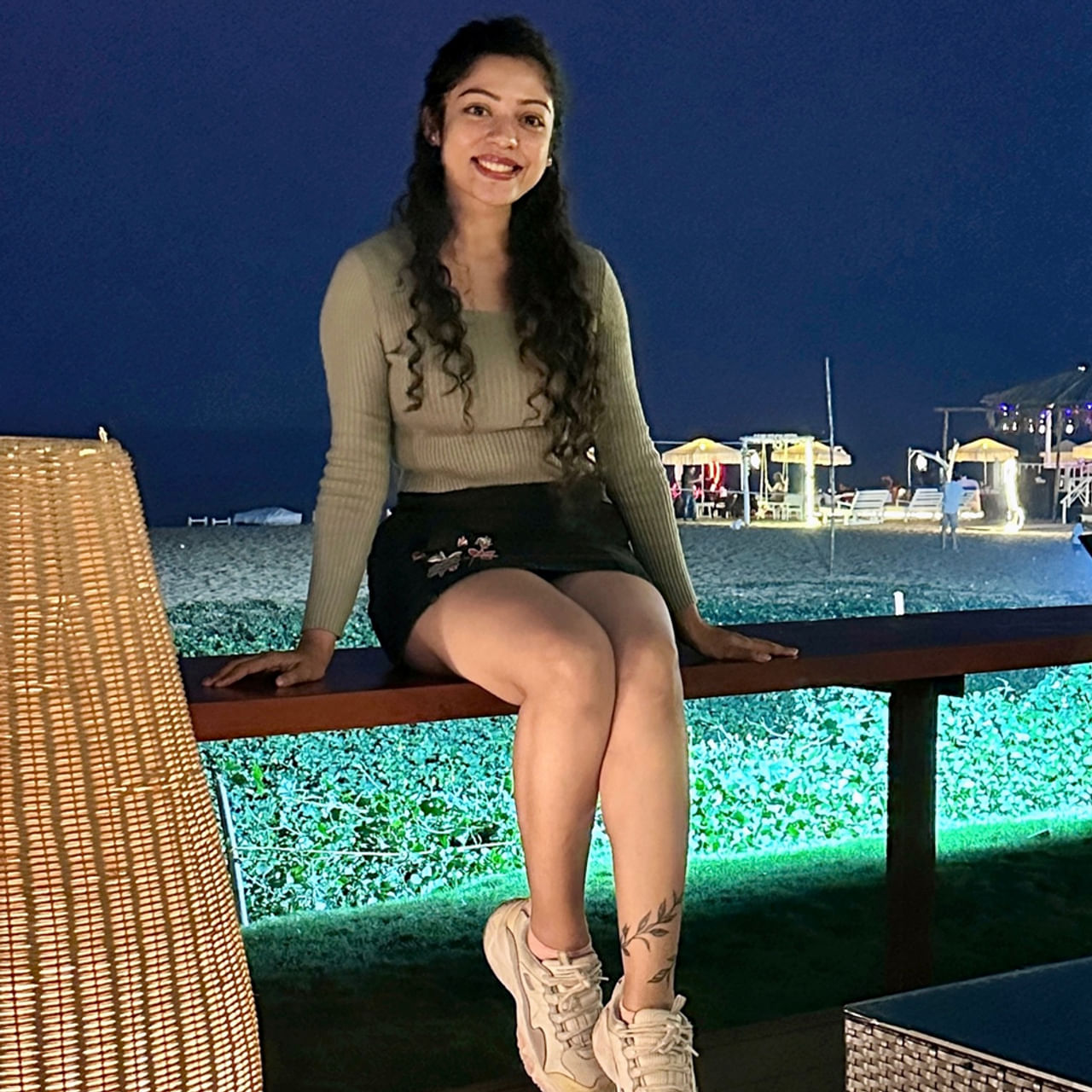 చైల్డ్ ఆర్టిస్ట్ గా వెండి తెరకు పరిచయమైంది అందాల భామ వర్ష బొల్లమ్మ. ఆతర్వాత పలు సినిమాల్లో చిన్న చిన్న పాత్రలు చేసింది. విజయ్ సేతుపతి హీరోగా నటించిన 96సినిమాలో స్టూడెంట్ గా కనిపించింది. అలాగే దళపతి విజయ్ నటించిన విజిల్ లోనూ ఆకట్టుకుంది.