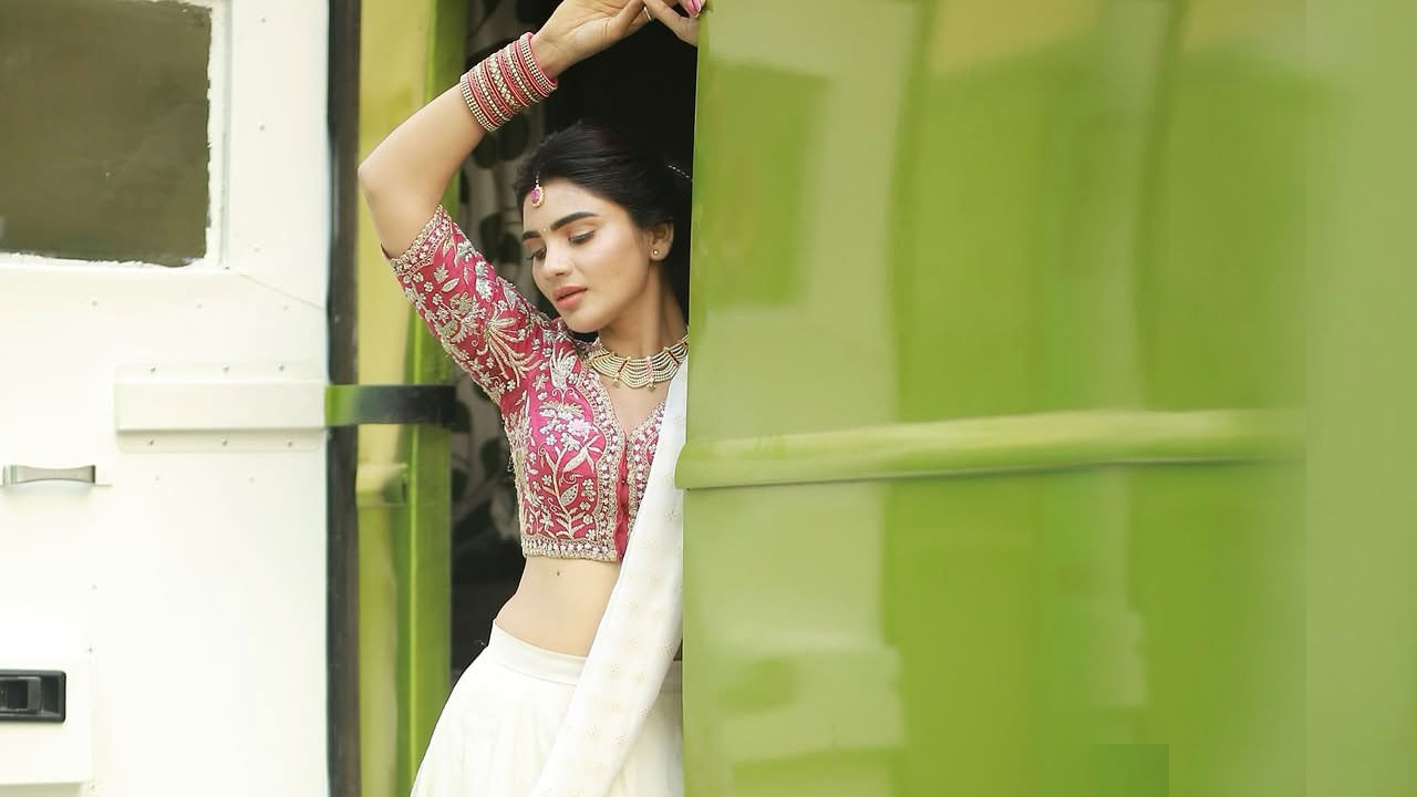 మరీ ముఖ్యంగా ఈ బ్యూటీ ఇమ్మానుయేల్ తో జోడి కట్టి మంచి ఫేమ్ సంపాదించుకుంది. ఈ జోడి అంటే ఓ స్పెషల్ ఫ్యాన్ బేస్ ఉంటుంది. ఇక ఈ అమ్మడు ఓ వైపు నవ్విస్తూనే మరో వైపు అందాలతో యూత్ను ఆగం చేసేస్తుంది.