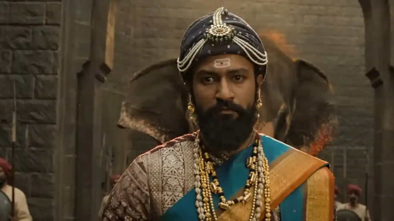 మరాఠా చరిత్ర అంటేనే ముందుగా గుర్తుకొచ్చేవి వాళ్లు చేసిన పోరాటాలు. ఇందులోనూ యాక్షన్ సీక్వెన్సులకు కొదవ లేదు. గూస్ బంప్స్ తెప్పించేలా వీటిని డిజైన్ చేసారు దర్శకుడు లక్ష్మణ్ ఉటేకర్. ముఖ్యంగా సింహాన్ని శంభాజీ చీల్చి చెండాడే సన్నివేశం అద్భుతంగా ఉంది. మొత్తానికి సినిమా ఎలా ఉండబోతుందో చూడాలిక.