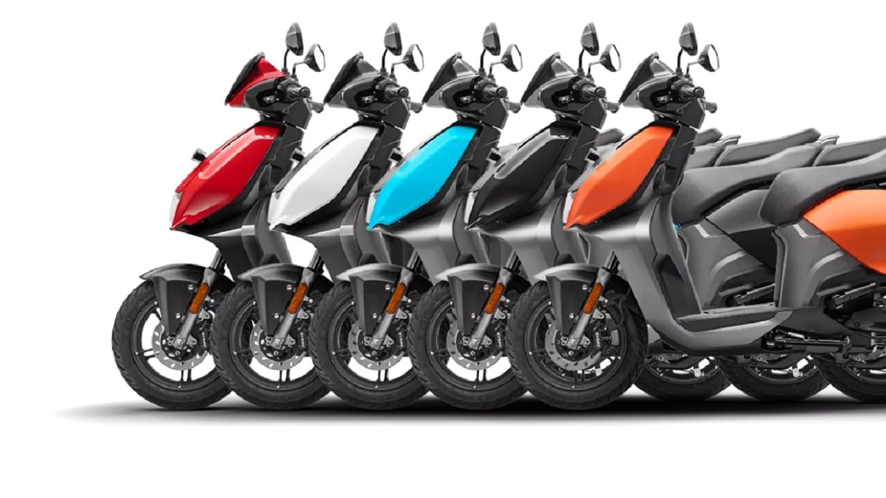 బెస్ట్ రేంజ్ ఇచ్చే ఎలక్ట్రిక్ స్కూటర్లలో విడా వీ2 ప్లస్ ఒకటి. దీనిలో రిమూవబుల్ డ్యూయల్ 3.4 కేడబ్ల్యూహెచ్ బ్యాటరీలను ఏర్పాటు చేశారు. శాశ్వత మాగ్నైట్ సింక్రోనస్ మోటార్ నుంచి 3.9 కేబ్ల్యూ, 25 ఎన్ఎం టార్కు విడుదల అవుతుంది. ఏసీ చార్జర్ ను ఉపయోగించి సుమారు ఐదున్నర గంటల్లో బ్యాటరీని చార్జింగ్ చేసుకోవచ్చు. ఫుల్ చార్జిపై సుమారు 143 కిలోమీటర్లు ప్రయాణం చేయవచ్చు. దీని ధరను రూ.97,800 (ఎక్స్ షోరూమ్)గా నిర్ణయించారు.