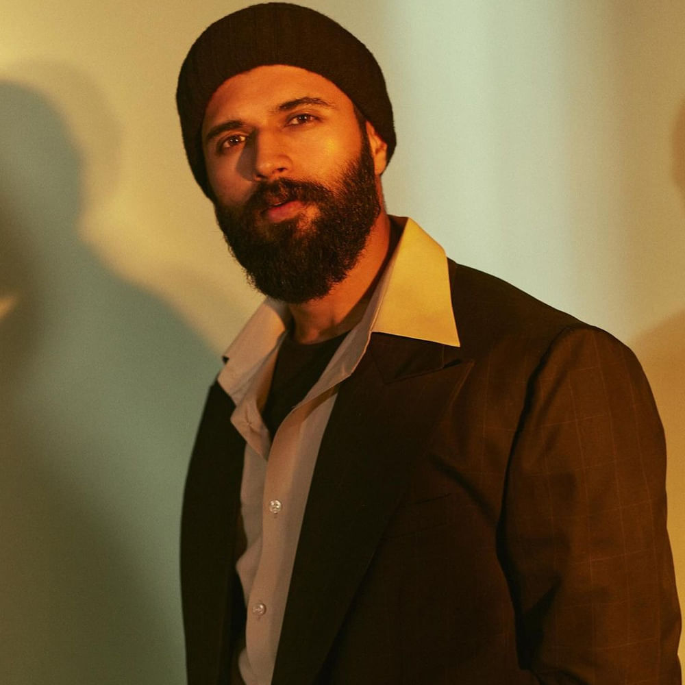 విజయ్‌ దేవరకొండ చేతిలో ఉన్న సినిమాలన్నీ సమ్‌థింగ్‌ స్పెషల్‌ సబ్జెక్టులతో సిద్ధమవుతున్నవే ఈ మధ్య టీజర్‌తో మెప్పించిన కింగ్‌ డమ్‌ మాత్రమే కాదు, నెక్స్ట్ లైన్‌లో ఉన్నవి కూడా ప్రేక్షకుల ఊహాతీతమైన పాయింట్‌లే... మీరెంతైనా ఊహించుకోండి.. అంతకు మించే ఉంటుంది బొమ్మ.. అంటూ బౌండరీలు బద్ధలు కొట్టడానికి సిద్ధమవుతున్నారు యంగ్‌ హీరోలు. 