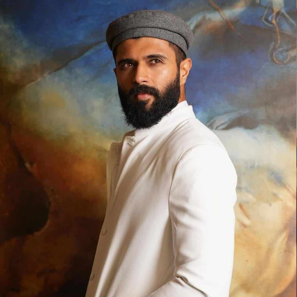 విజయ్, స్పైగా నటిస్తున్న ఈ సినిమా పీరియాడిక్ జానర్‌లో తెరకెక్కుతోంది. ఇన్నాళ్లు స్టైలిష్ లుక్‌లో అదరగొట్టిన విజయ్ ఈ సినిమా కోసం పూర్తిగా మేకోవర్ అయ్యారు. 