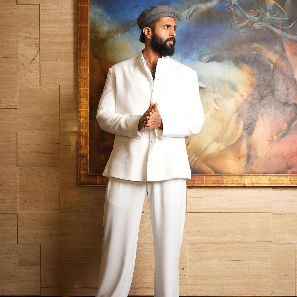 వీడీ 14 కోసం భారీ ప్రయోగమే చేస్తున్నారు విజయ్ దేవరకొండ. ఏకంగా 1800 కాలం నటి యుద్ధ వీరుడిగా నటించేందుకు రెడీ అవుతున్నారు. అందుకోసం హార్స్ రైడింగ్, స్వార్డ్ ఫైట్స్ లాంటి వాటిల్లో శిక్షణ తీసుకుంటున్నారు. 