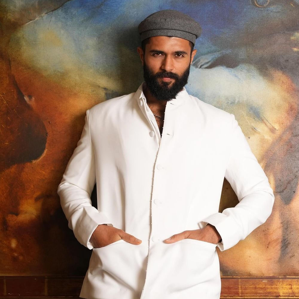 వీడీ 14 కోసం భారీ ప్రయోగమే చేస్తున్నారు విజయ్ దేవరకొండ. ఏకంగా 1800 కాలం నటి యుద్ధ వీరుడిగా నటించేందుకు రెడీ అవుతున్నారు. అందుకోసం హార్స్ రైడింగ్, స్వార్డ్ ఫైట్స్ లాంటి వాటిల్లో శిక్షణ తీసుకుంటున్నారు. 