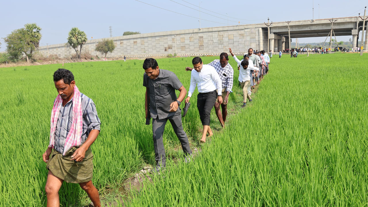 Telangana: పొలం గట్లపై నడుస్తూ కనిపించిన వ్యక్తి.. ఎవరా అని ఆరా తీయగా