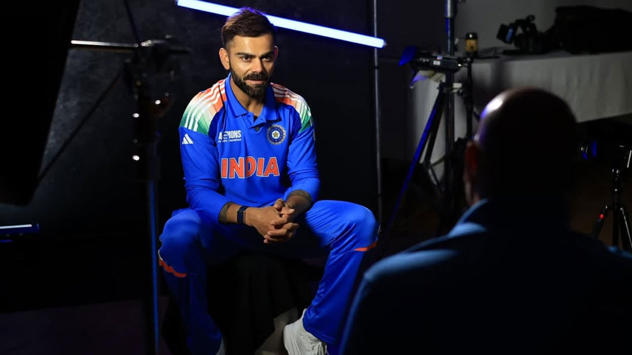 3. వన్డేల్లో అత్యంత వేగంగా 14000 పరుగులు: విరాట్ కోహ్లీ ఇప్పటివరకు 297 వన్డేల్లో భారతదేశం తరపున మొత్తం 13,963 పరుగులు చేశాడు. అతను మరో 37 పరుగులు చేస్తే వన్డేల్లో 14 వేల పరుగులు పూర్తి చేస్తాడు. దీంతో వన్డే చరిత్రలో అత్యంత వేగంగా 14 వేల పరుగులు చేసిన బ్యాట్స్మన్గా అతను రికార్డు సృష్టించనున్నాడు. ఇప్పటివరకు సచిన్ టెండూల్కర్, కుమార్ సంగక్కర మాత్రమే వన్డేల్లో 14 వేలకు పైగా పరుగులు సాధించారు. టెండూల్కర్ 350 ఇన్నింగ్స్లలో ఈ ఘనతను సాధించాడు.