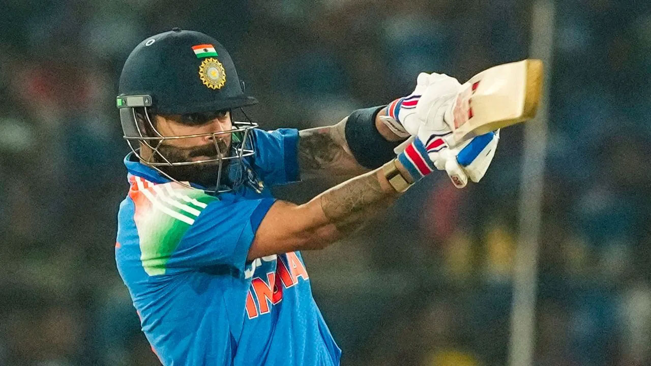 2. విరాట్ కోహ్లీ - 81 సెంచరీలు: ఈ జాబితాలో టీమిండియా మాజీ కెప్టెన్ విరాట్ కోహ్లీ రెండవ స్థానంలో ఉన్నాడు. అతను ఇప్పటివరకు తన కెరీర్లో భారతదేశం తరపున మొత్తం 81 అంతర్జాతీయ సెంచరీలు సాధించాడు. సచిన్ టెండూల్కర్ అత్యధిక సెంచరీల రికార్డును బద్దలు కొట్టగల ఏకైక బ్యాట్స్మన్ విరాట్ కోహ్లీ. అయితే, గత కొంతకాలంగా కోహ్లీ మంచి ఫామ్లో లేడు.