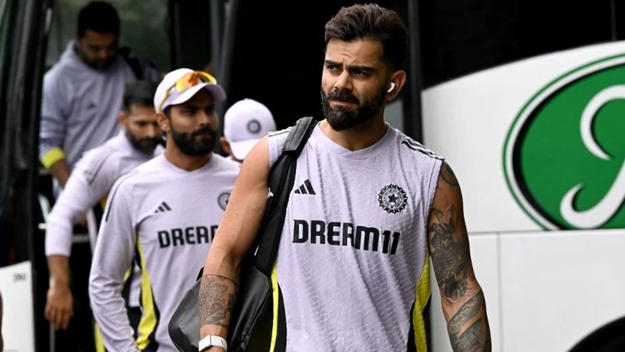 ఇలా ఒక్క ఆటగాడే ఏకంగా 27 బ్యాగులు ఆస్ట్రేలియాకు తీసుకెళ్లడంతో బీసీసీఐకి లక్షలల్లో ఖర్చు వచ్చింది. దీంతో ఇకపై ఏ ఆటగాడైనా సరే కేవలం 150 కేజీల లగేజ్‌ మాత్రమే తీసుకురావాలని, అంతకు మించి తీసుకొస్తే.. దాని ఖర్చులు ఆటగాళ్లే స్వయంగా భరించాలని కూడా బీసీసీఐ క్లియర్‌గా చెప్పేసింది. అయితే.. ఆస్ట్రేలియాకు 27 బ్యాగుల భారీ లగేజ్‌ తీసుకొచ్చిన ఆటగాడు ఎవరనే విషయాన్ని మాత్రం బీసీసీఐ బయటపెట్టలేదు. క్రికెట్‌ అభిమానులు మాత్రం విరాట్‌ కోహ్లీ, రోహిత్‌ శర్మ.. వీరి ఇద్దరిలో ఒకరై ఉంటారని అనుకుంటున్నారు. 