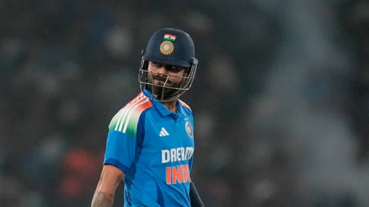 Virat Kohli: బుధవారం అహ్మదాబాద్లో భారత్, ఇంగ్లండ్ జట్ల మధ్య జరుగుతోన్న మూడో వన్డేలో విరాట్ కోహ్లీ బ్రిటీష్ జట్టుపై అంర్జాతీయ క్రికెట్లో 4000 పరుగులు చేసిన తొలి భారత బ్యాట్స్మన్గా నిలిచాడు. ఈ మ్యాచ్లో రోహిత్ శర్మ కేవలం 1 పరుగుకే పెవిలియన్ చేరడంలో క్రీజులోకి వచ్చిన కింగ్ కోహ్లీ, ఆచి తూచి ఆడుతూ హాఫ్ సెంచరీ పూర్తి చేశాడు. 55 బంతుల్లో 52 పరుగులు చేశాడు. ఇందులో 7 ఫోర్లు, 1 సిక్స్ ఉన్నాయి.