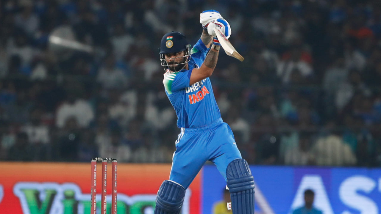 ఇంగ్లాండ్‌పై అత్యధిక అంతర్జాతీయ పరుగులు చేసిన ఆటగాళ్ల జాబితాలో ఎవరున్నారో ఓసారి చూద్దాం: 1. డాన్ బ్రాడ్‌మాన్ (ఆస్ట్రేలియా) - 63 ఇన్నింగ్స్‌లలో 5028, 2. అలన్ బోర్డర్ (AUS) - 124 ఇన్నింగ్స్‌లలో 4850, 3. స్టీవ్ స్మిత్ (ఆస్ట్రేలియా) - 114 ఇన్నింగ్స్‌లలో 4815