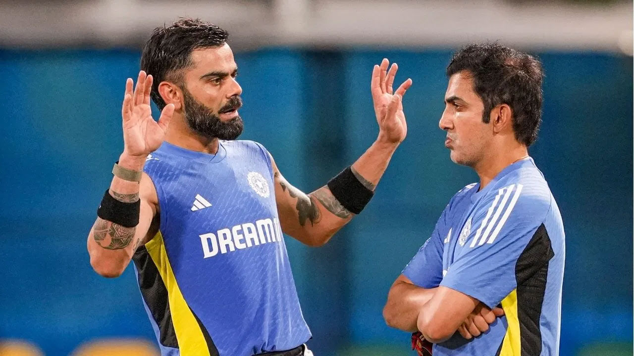 Virat Kohli: విరాట్ కోహ్లీ పాకిస్థాన్పై అద్భుతమైన సెంచరీ సాధించడం ద్వారా భారతదేశాన్ని విజయపథంలో నడిపించడమే కాకుండా, అతని బ్యాటింగ్పై లేవనెత్తిన ప్రశ్నలకు తగిన సమాధానం కూడా ఇచ్చాడు. విరాట్ కోహ్లీ గత కొంతకాలంగా పరుగులు సాధించడంలో ఇబ్బంది పడుతున్నాడు.