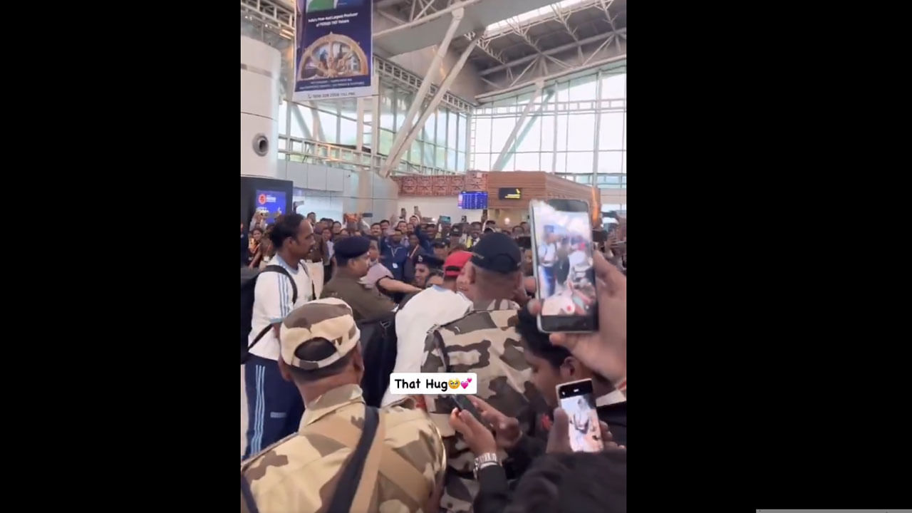 Video: ఎయిర్ పోర్ట్‌లో విరాట్ కోహ్లీ హగ్ చేసుకున్న మహిళ ఎవరు..? ఫ్యాన్స్‌ని పరేషాన్ చేస్తోన్న వీడియో