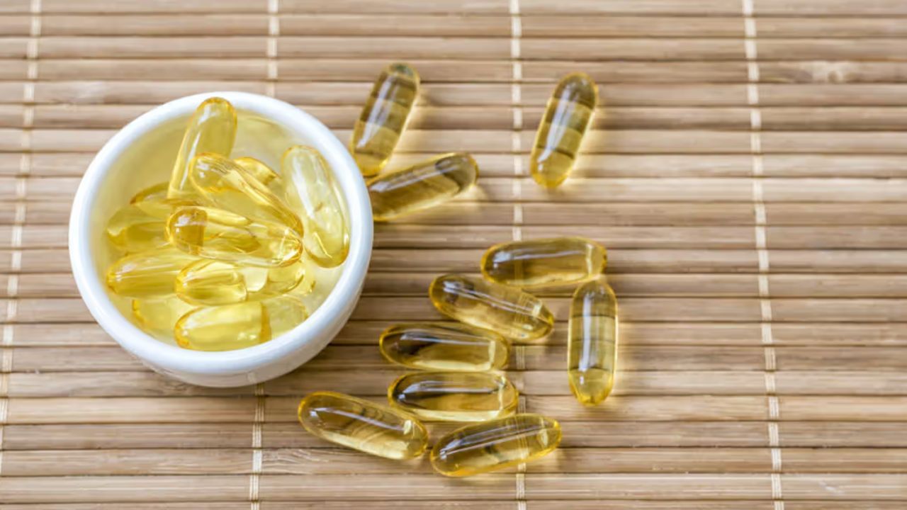 విటమిన్ E ఆయిల్ చర్మానికి పోషణ ఇస్తుంది. ఇది నేరుగా రాయకుండా కొబ్బరి నూనె, ఆలివ్ నూనెల్లో కలిపి వేళ్లతో మృదువుగా మసాజ్ చేయాలి. రాత్రి నిద్రించే ముందు ఇలా చేస్తే మరుసటి రోజు చర్మం మెరుగ్గా కనిపిస్తుంది.