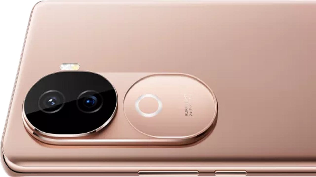 వివో వీ40ఈ ఫోన్ 8జీబీ +128 జీబీ వేరియంట్ ధర రూ. 26,999 నుంచి ప్రారంభమవుతుంది. ఫోటోగ్రఫీని ప్రధానంగా మెరుగుపరచడానికి ఏఐని ఉపయోగిస్తోంది. ముఖ్యంగా పోర్ట్రెయిట్‌ మోడల్‌లో తీసిని ఫొటోలను కూడా ఎడిట్ చేసే ఫీచర్ ఆకట్టుకుంటుంది. నెట్‌వర్క్ పనితీరుతో పాటు కాల్స్ అనుభవాన్ని మెరుగుపర్చేందుకు ఏఐ సాయం చేస్తుంది. 
