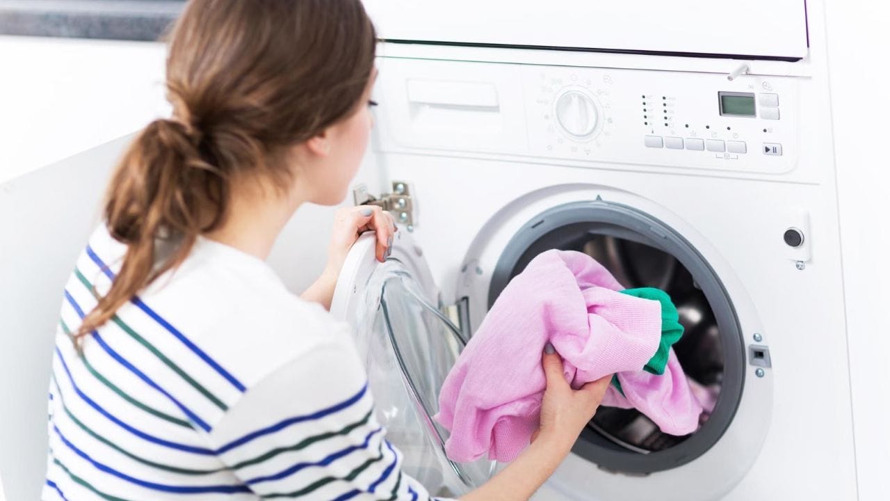 కొత్త బట్టలు వేసుకునే ముందు ఉతకాలా..వద్దా..? ఈ విషయాలు మస్ట్గా తెలుసుకోండి..!