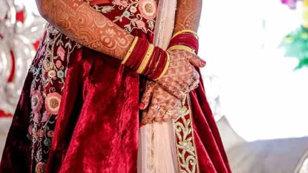 అట్టహాసంగా సాగుతున్న పెళ్ళి బరాత్.. సడెన్గా ఎంట్రీ ఇచ్చిన వ్యక్తిని చూసి వధువు షాక్ ..!