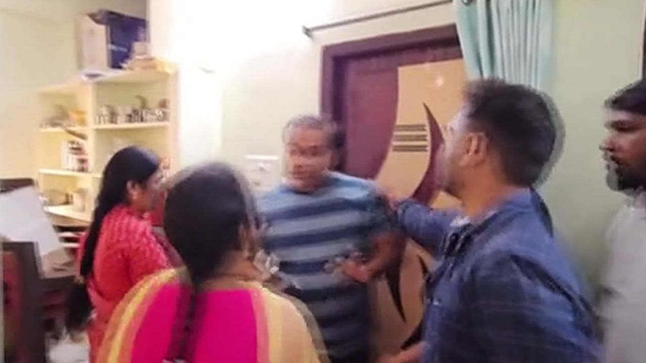 Hyderabad: తనకంటే 20 ఏళ్ల చిన్న వయసున్న మహిళతో జాయింట్ కమిషనర్‌ బాగోతం.. భార్య వెళ్లి..