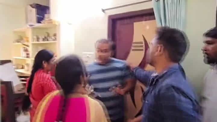 Hyderabad: తనకంటే 20 ఏళ్ల చిన్న వయసున్న మహిళతో జాయింట్ కమిషనర్ బాగోతం.. భార్య వెళ్లి.. Hyderabad: తనకంటే 20 ఏళ్ల చిన్న వయసున్న మహిళతో జాయింట్ కమిషనర్ బాగోతం.. భార్య వెళ్లి..