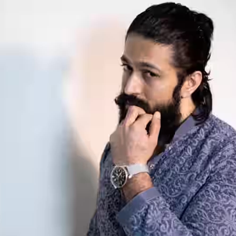 యశ్ ప్రస్తుతం టాక్సిక్ సినిమాతో ప్రేక్షకుల ముందుకు రానున్నాడు. భారీ అంచనాలతో రూపొందుతున్న 'టాక్సిక్' సినిమా షూటింగ్ శరవేగంగా జరుగుతోంది. యష్ నటిస్తున్న ఈ సినిమాలో చాలా మంది ఆర్టిస్టులు నటిస్తున్నారు . ఈ సినిమాలో ప్రధానంగా విదేశీ తారలు నటిస్తున్నారు. బెంగళూరులో ఇప్పటికే చిత్రీకరణ జరుగుతోంది.