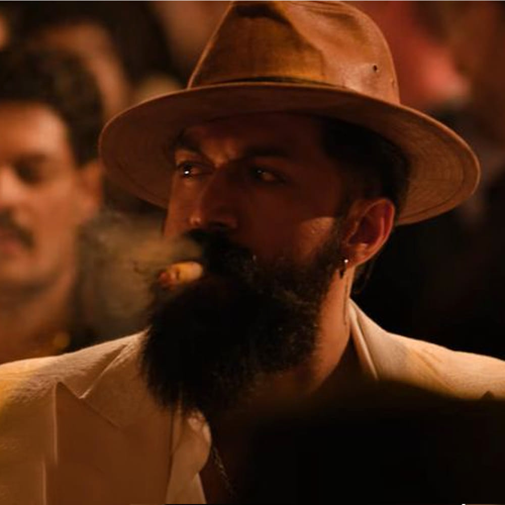 షూటింగ్ సెట్ నుంచి కొన్ని ఆసక్తికర విషయాలు బయటకు వచ్చాయి. లేడీ సూపర్ స్టార్ నయనతార ఈ సినిమాలో నటిస్తుందని చాలా రోజులుగా వార్తలు వినిపిస్తున్నాయి. ఈ మూవీ షూటింగ్ ప్రస్తుతం ఓ విలాసవంతమైన సెట్లో జరుగుతోంది. ప్రముఖ మలయాళ చిత్ర దర్శకురాలు గీతు మోహన్దాస్ 'టాక్సిక్' చిత్రానికి దర్శకత్వం వహిస్తున్నారు. ఇక ఇప్పుడు ఈ సినిమా షూటింగ్ లో లేడీ సూపర్ స్టార్ నయనతార జాయిన్ అయ్యిందని తెలుస్తుంది.