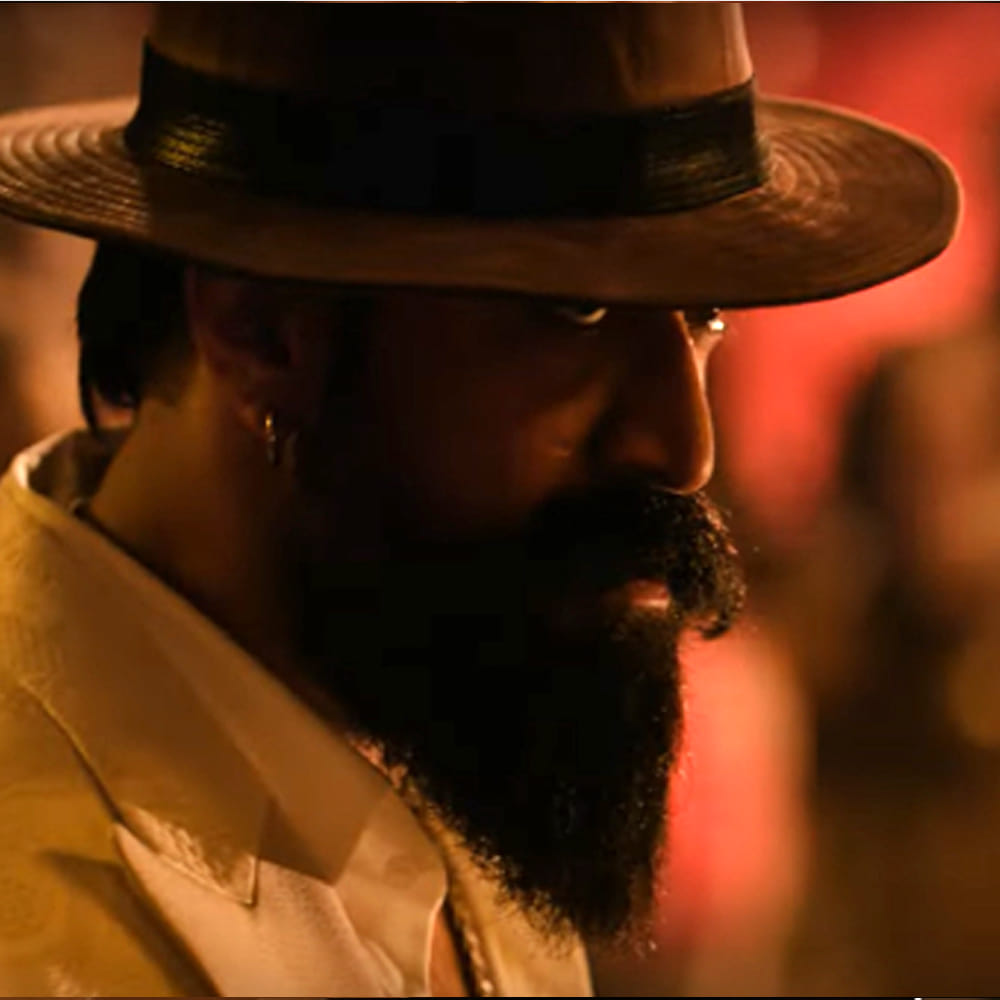 టాక్సిక్ సినిమాలో బాలీవుడ్ తారలు కియారా అద్వానీ, తారా సుతారియా, హుమా ఖురేషి నటించనున్నారు. ఇక ఇప్పుడు లేడీ సూపర్ స్టార్ నయనతార ఎంట్రీ 'టాక్సిక్' టీమ్ కుమరింత ఉత్సాహాన్నిచ్చింది. కాగా ఈ ఏడాది యష్ పుట్టినరోజు సందర్భంగా 'టాక్సిక్' సినిమా టీజర్ విడుదలైంది. అందులో యష్ రగ్డ్ లుక్ అందరి దృష్టిని ఆకర్షించింది.