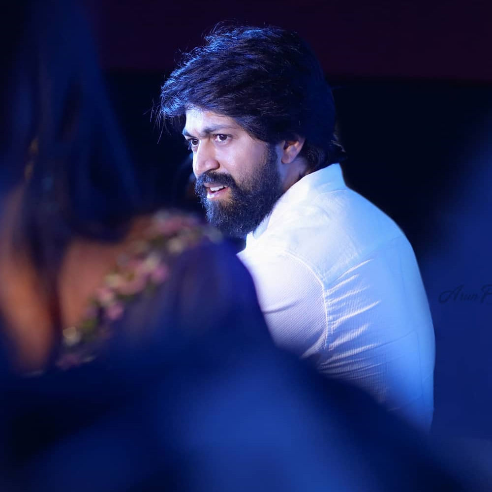 KVN ప్రొడక్షన్స్ ఈ సినిమాను దాదాపు 300 కోట్లతో నిర్మిస్తున్నారు. ఇందులో కరీనా కపూర్, కియారా అద్వానీ అంటూ స్టార్ క్యాస్ట్ కూడా స్ట్రాంగ్‌గానే ఉంది. టాక్సిక్‌లో నటుడిగానే కాదు.. నిర్మాతగానూ బిజినెస్ బాధ్యతలు దగ్గరుండి చూసుకుంటున్నారు యశ్. 