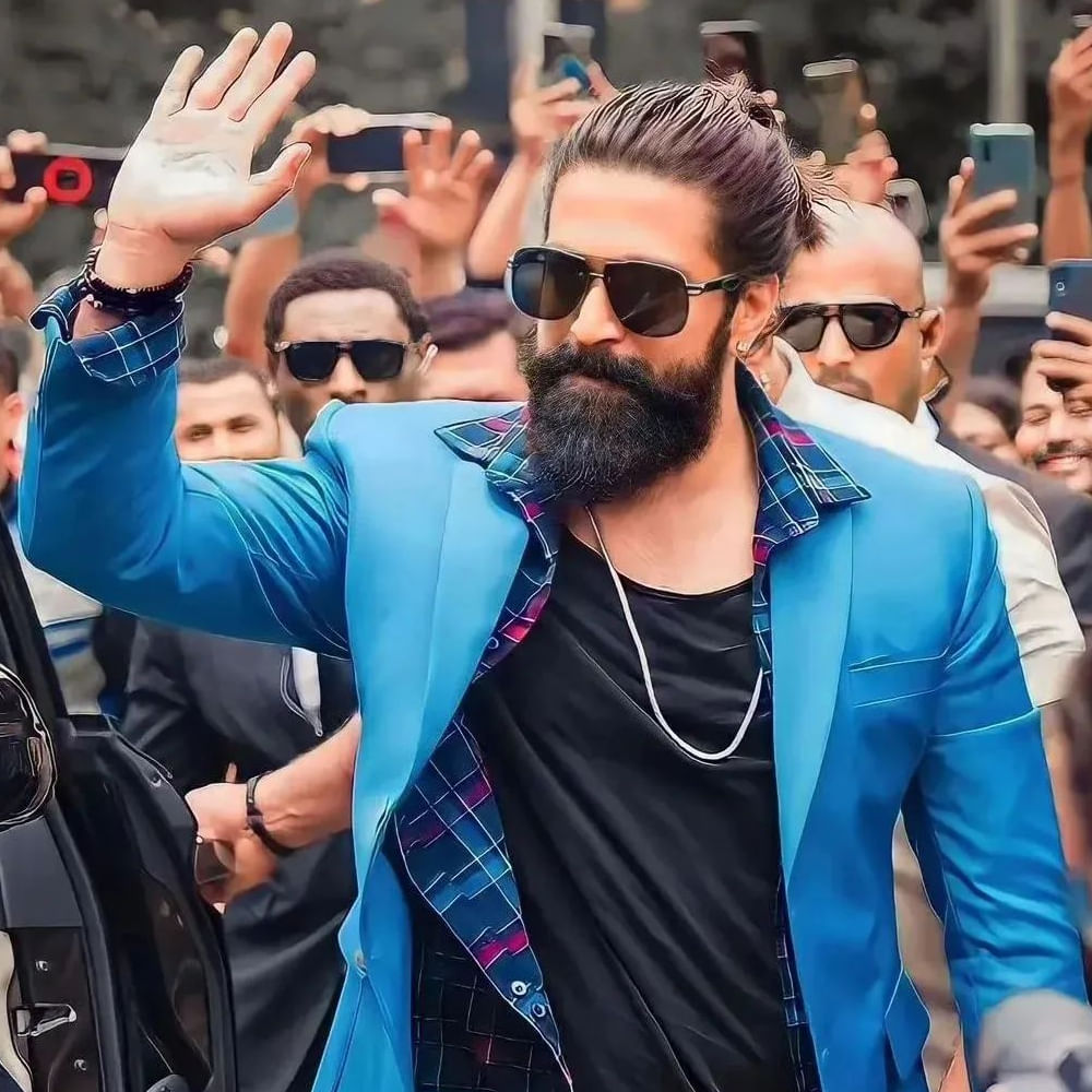 టాక్సిక్ మాత్రమే కాదు.. రామాయణ్‌ సినిమాకూ ఇదే చేస్తున్నారు యశ్. ఇందులో రావణుడిగా నటిస్తూనే.. కథ నచ్చి నిర్మాణంలో భాగమయ్యారు. సినిమాకు ఏమేం కావాలో దగ్గరుండి మరీ చూసుకుంటున్నారు. మొత్తానికి ఇటు టాక్సిక్.. అటు రామాయణ్ సినిమాలతో ఇంటర్నేషనల్ స్టార్ అయిపోవాలని చూస్తున్నారు రాకింగ్ స్టార్. 