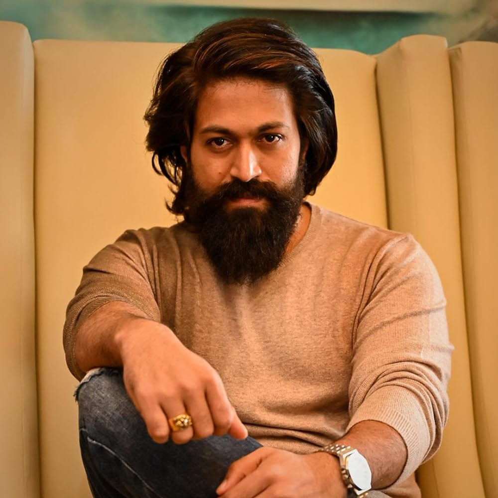 రాకింగ్ స్టార్ యశ్ కు ఇప్పుడు ఇండియా వైడ్‌గా ఫ్యాన్స్ ఉన్నారు. కేజీఎఫ్ సినిమాతో ఒక్కసారిగా యశ్ చాలా మంది ఫెవరెట్ హీరోగా మారిపోయాడు. ప్రశాంత్ నీల్ దర్శకత్వంలో తెరకెక్కిన కేజీఎఫ్ సినిమా పాన్ ఇండియా మూవీగా విడుదలైంది. కేజీఎఫ్ సినిమా రెండు భాగాలుగా ప్రేక్షకుల ముందుకు వచ్చింది. ఇక ఇప్పుడు యశ్ సినిమా కోసం ప్రేక్షకులు ఈగర్ గా ఎదురుచూస్తున్నారు.