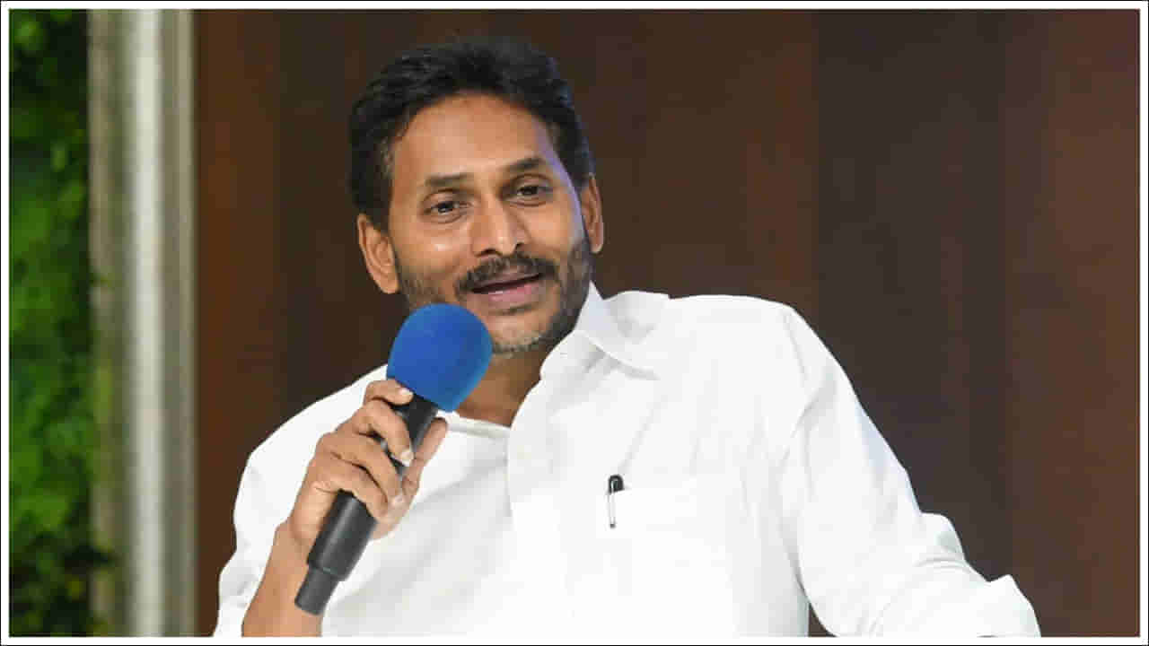 YS Jagan: జైలులో వల్లభనేని వంశీని పరామర్శించిన వైఎస్ జగన్..
