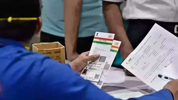 Telangana: ప్రభుత్వాసుపత్రుల్లో చికిత్సకు ఆధార్ ఖచ్చితంగా అవసరమా..? తెలంగాణ సర్కార్ కీలక నిర్ణయం..