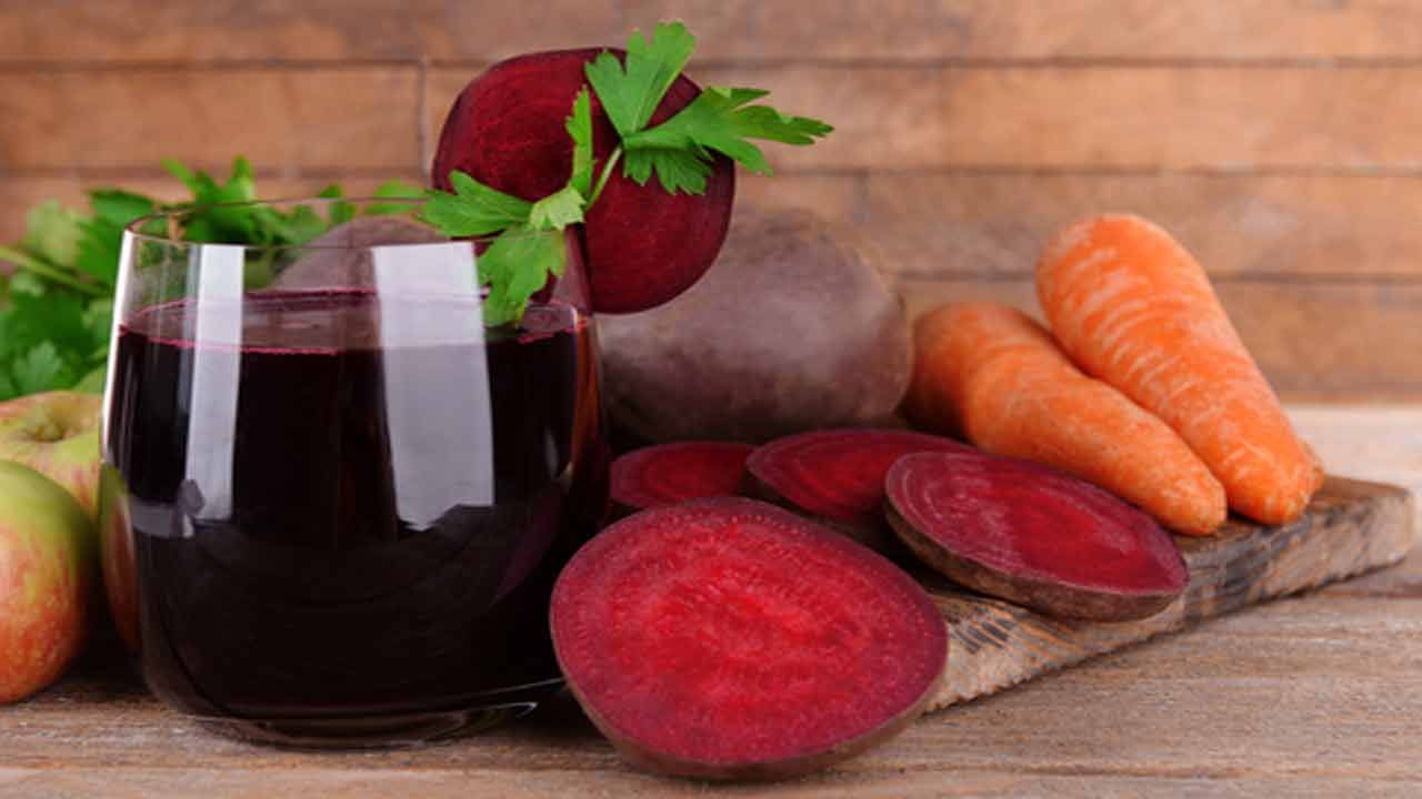 వెయిట్ లాస్ అవ్వాలనే వారికి ఈ జ్యూస్ ఎంతో మేలు చేస్తుంది. వీటిలో కేలరీలు తక్కువగా ఉంటాయి. ఈ జ్యూస్‌ తాగితే చర్మం కూడా ప్రకాశవంతంగా మెరుస్తుంది. జీర్ణక్రియ మెరుగుపడుతుంది. ఇది జీవక్రియను పెంచడానికి, ప్రేగు కదలికలను క్రమబద్ధీకరించడానికి, మలబద్ధకం తగ్గించడానికి ఉపయోగపడుతుంది. ఇందులో ఉండే క్యారెట్లు మీ కళ్ళను ఆరోగ్యంగా ఉంచుతాయి.