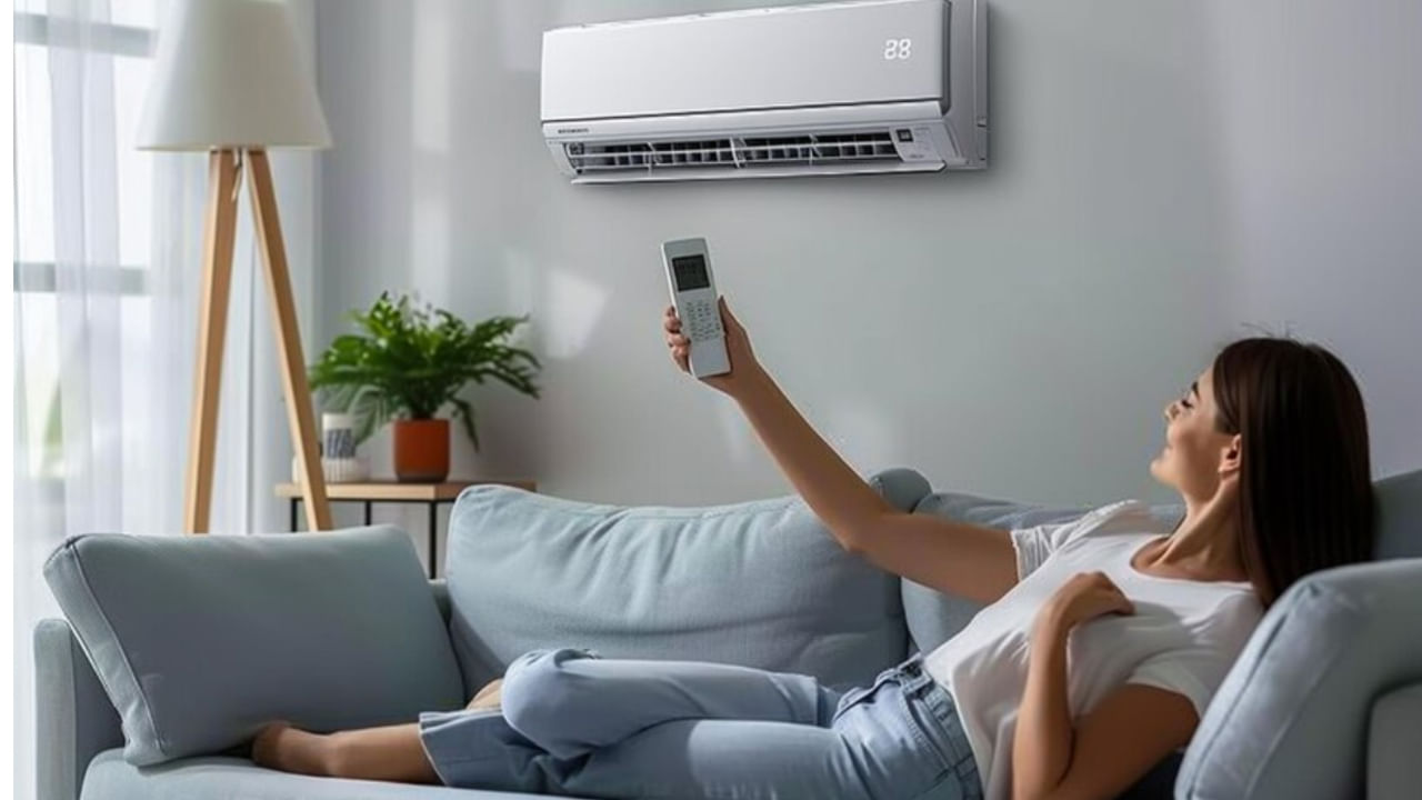 ACని నాన్-AC పరివర్తనకు సర్దుబాటు చేయండి: బయటకు అడుగు పెట్టే ముందు, మీ శరీరం అలవాటు పడేలా తక్కువ ఎయిర్ కండిషన్డ్ వాతావరణంలో కొన్ని నిమిషాలు గడపండి. దీంతో ఎండలో బయటకు వెళ్ళినప్పుడు కాస్త ఉపశమనం లబిస్తుంది.