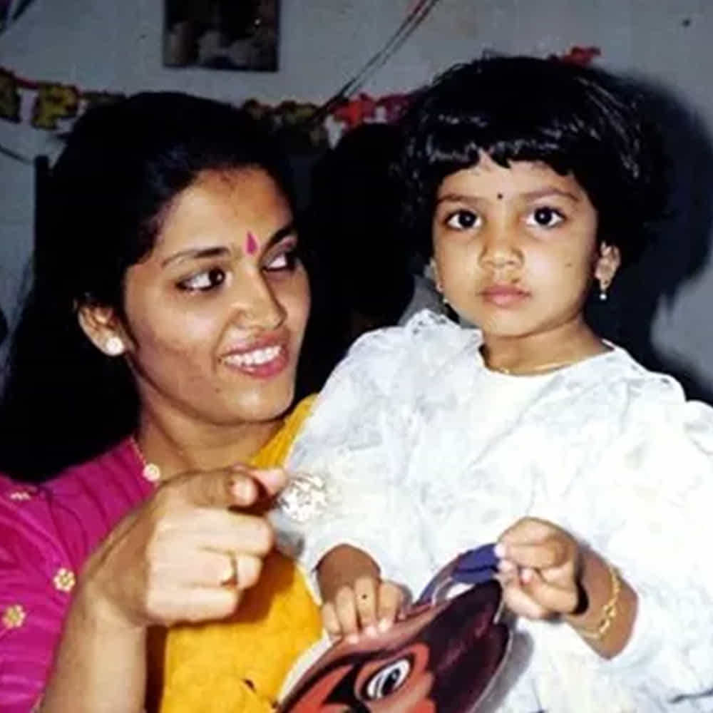 ఈ క్రమంలోనే ఓ హీరోయిన్కు సంబందించిన చిన్ననాటి ఫోటో ఒకటి వైరల్ గా మారింది. ఇంతకూ ఆమె ఎవరో తెలుసా.? ఆమె అందానికి ఫిదా కానీ కుర్రాడు ఉండడు. కలువల్లాంటి కళ్లు, మత్తెక్కించే నవ్వు ఆమె సొంతం.