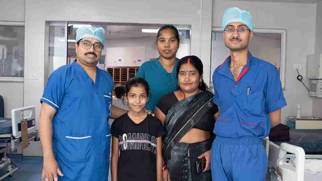 11ఏళ్ల బాలికకు భరించలేని కడుపునొప్పి..! 11ఏళ్ల బాలికకు భరించలేని కడుపునొప్పి..అరుదైన ఆపరేషన్‌ చేసిన ఎయిమ్స్ వైద్యులు..ప్రపంచంలోనే ఫస్ట్ టైమ్