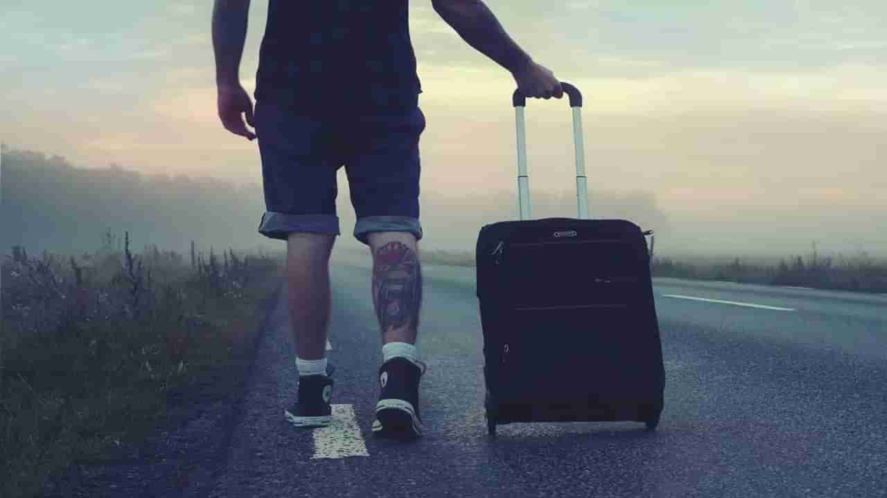 విమానాశ్రయంలో అనుమానాస్పద ట్రాలీ బ్యాగ్‌.. చెక్ చేసి చూసి షాక్..!