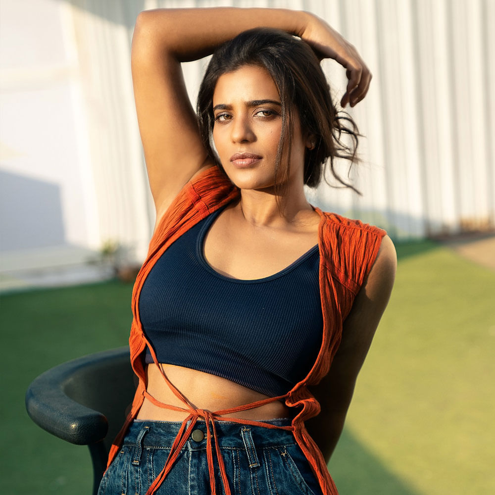 ఐశ్వర్య రాజేశ్.. తెలుగు ప్రేక్షకులకు పరిచయం అవసరంలేని పేరు. తెలుగమ్మాయే అయినప్పటికీ తమిళంలో వరుస సినిమాలు చేస్తూ స్టార్ డమ్ సంపాదించుకుంది. కోలీవుడ్ స్టార్ హీరోలతో కలిసి ఎన్నో హిట్ చిత్రాల్లో నటించింది.