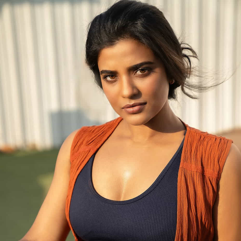 అయితే తమిళంలో వరుస ఆఫర్స్ వచ్చినప్పటికీ తెలుగులో మాత్రం అంతగా అవకాశాలు రాలేదు. వరల్డ్ ఫేమస్ లవర్ సినిమా తర్వాత అంతగా అవకాశాలు రాలేదు. కానీ ఇప్పుడు తెలుగులో ఎక్కువగా మారుమోగుతున్న పేరు ఐశ్వర్య రాజేశ్. 