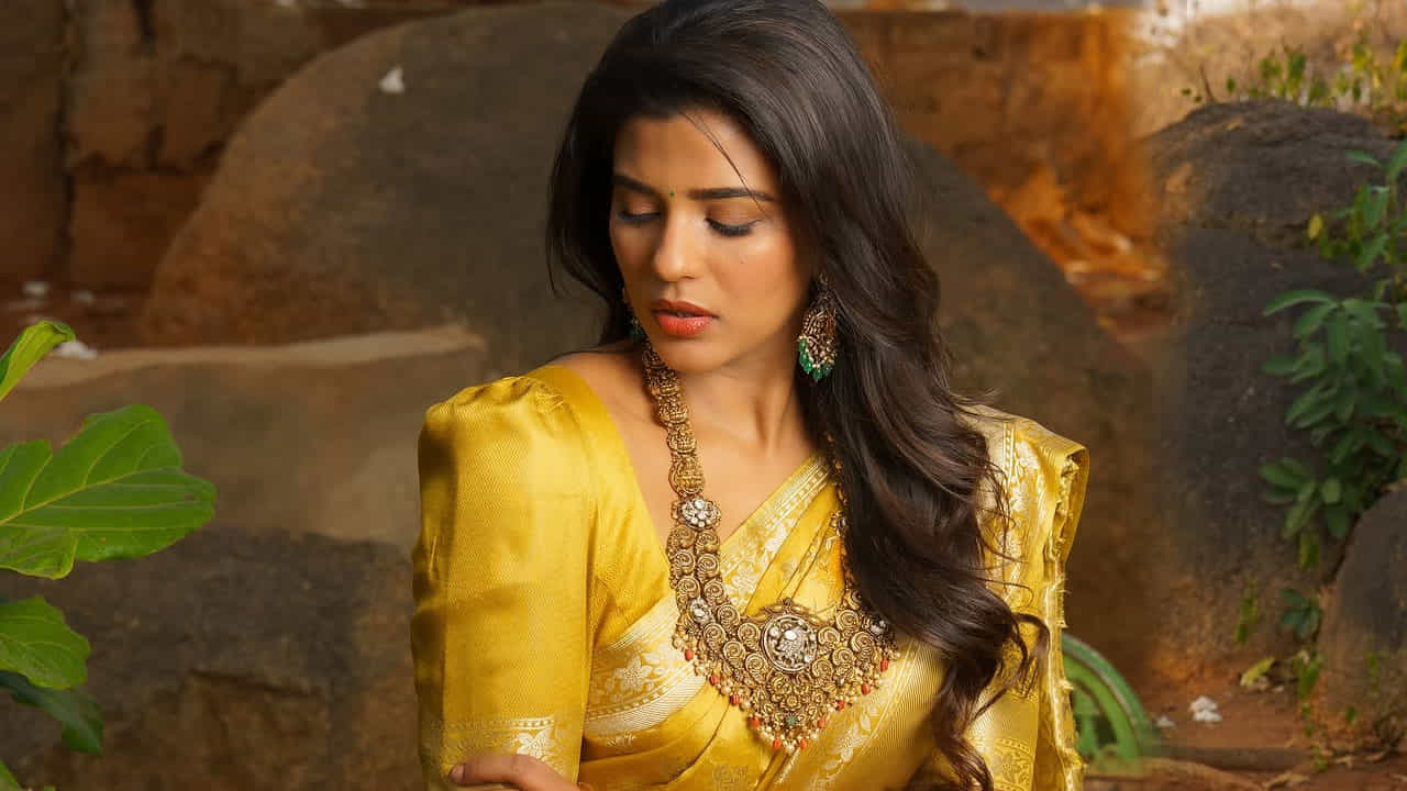 ఈ ఫొటోస్ చూసిన వారందరూ పట్టు చీరలో ఐశ్వర్యారాజేష్ చాలా అందంగా ఉంది. బ్యూటిఫుల్ అంటూ కామెంట్స్ చేస్తున్నారు. మరీ మీరు కూడా ఈ ఫోటోస్ పై ఓలుక్ వేయండి.