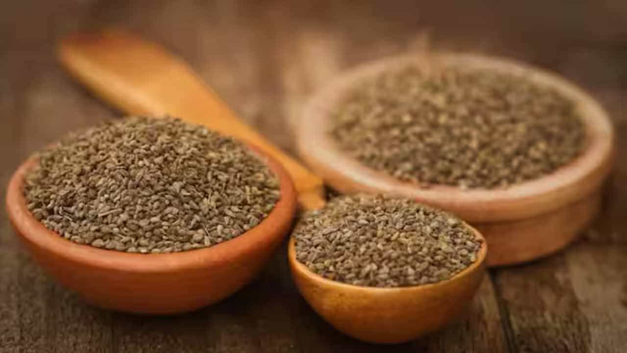 వామును తినడం వల్ల పొట్టలో ఆమ్లాలు తటస్థీకరించబడతాయి. దీంతో గుండెల్లో మంట, అసిడిటీ నుంచి ఉపశమనం లభిస్తుంది. జీర్ణవ్యవస్థలో ఉండే అసౌకర్యం తొలగిపోతుంది. గ్యాస్ నుంచి ఉపశమనం లభిస్తుంది. అలాగే వామును తినడం వల్ల జీర్ణాశయంలో పలు ఎంజైమ్ల ఉత్పత్తి పెరుగుతుంది. దీంతో కడుపు ఉబ్బరం నుంచి ఉపశమనం లభిస్తుంది. వాములో ఉండే థైమోల్ యాంటీమైక్రోబయల్ లక్షణాలు బాక్టీరియల్ ఇన్ఫెక్షన్లతో పోరాడుతుంది.