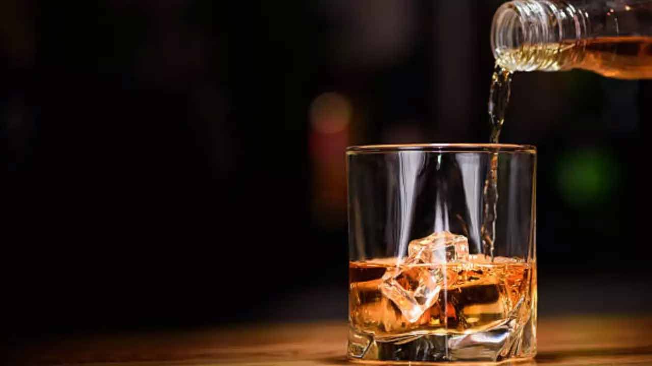 Alcohol: ఇదేందయ్యా ఇదీ.. మద్యం మానేస్తే చెడు కొలెస్ట్రాల్ పెరుగుతుందా?