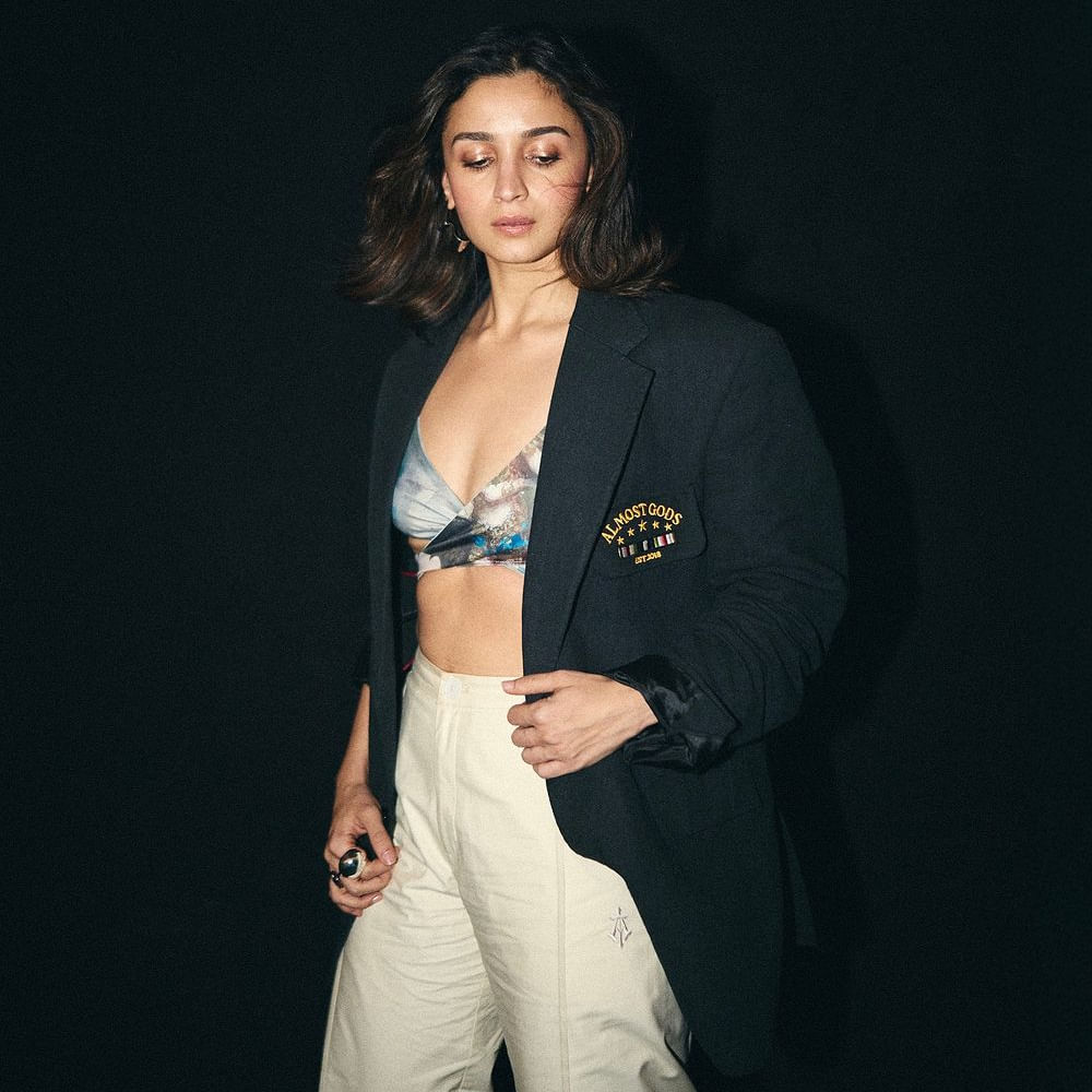 హిట్‌ వచ్చిందని ఖుషీ అవ్వడం, ఫ్లాప్‌ వచ్చిందని కుంగిపోవడం తనకు తెలియదంటారు ఈ లేడీ. ఓటమి ఎదురైనప్పుడు బాధ కచ్చితంగా ఉంటుందని, అయితే దాన్నుంచి చాలా త్వరగా బయటపడతాననీ, ఎవరైనా సరే దీన్ని ప్రాక్టీస్‌ చేయాలని సలహా ఇస్తున్నారు మిసెస్‌ రణ్‌బీర్‌ కపూర్‌
