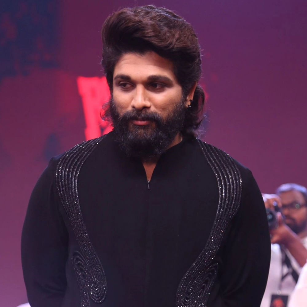 పుష్ప కోసం అనుకోకుండా ఐదేళ్లు తీసుకున్నానని.. ఇకపై ఏడాదికి రెండు సినిమాలు కాకపోయినా కనీసం ఒక్కటైనా చేస్తానంటూ ఆ మధ్య అభిమానులకు ప్రామిస్ చేసారు బన్నీ. కానీ పెరిగిన మార్కెట్ దృష్ట్యా.. ఇచ్చిన మాట నిలబెట్టుకోవడం కష్టమే.