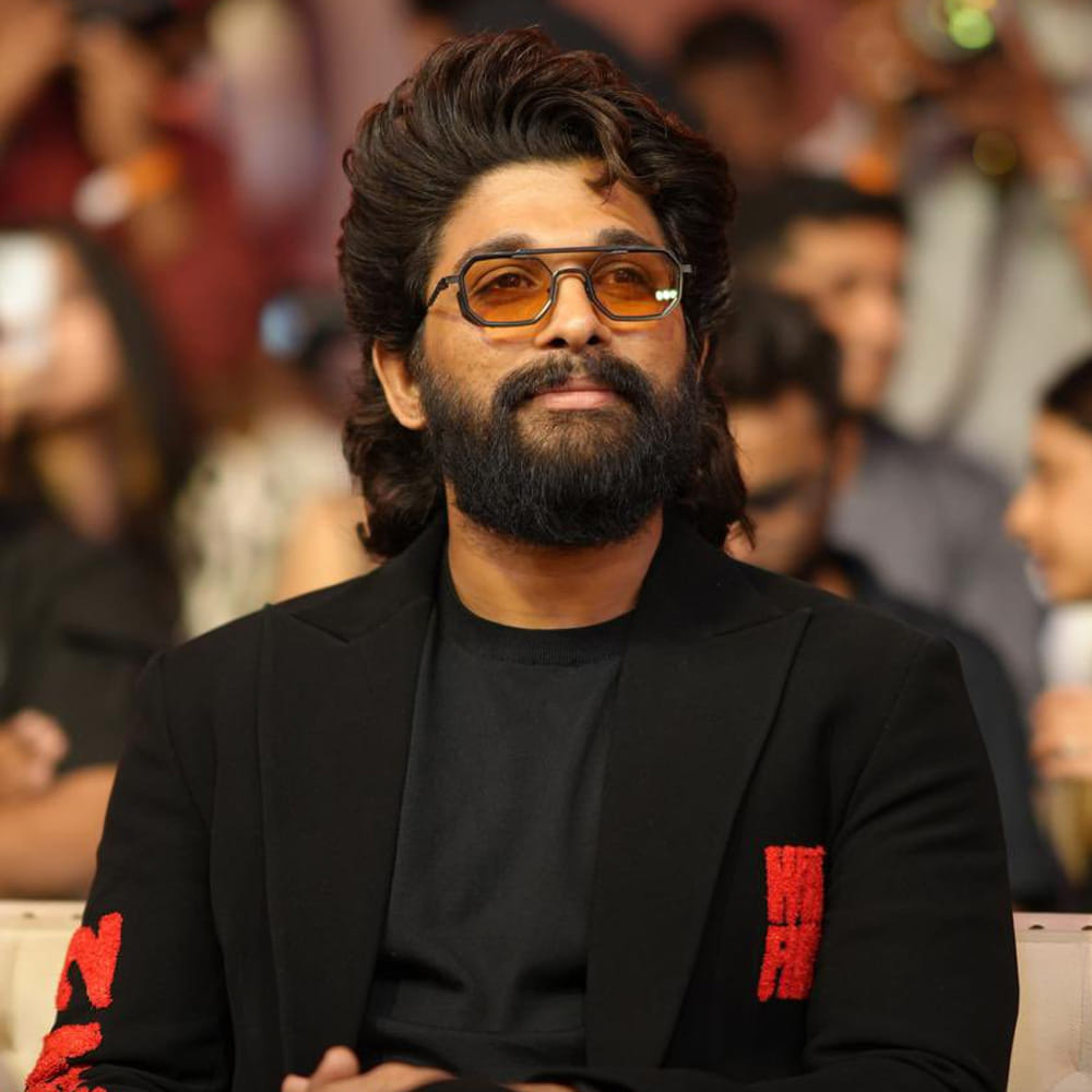 కానీ రెండు మూడు రోజులుగా సీన్స్ మారుతున్నాయి. సడన్‌గా రేసులోకి అట్లీ వచ్చారు. త్రివిక్రమ్ సినిమా ఇప్పట్లో ఉండకపోవచ్చని నాగవంశీ కూడా క్లారిటీ ఇచ్చారు. దాంతో అట్లీ, బన్నీ కాంబో దాదాపు ఫిక్సైపోయినట్లే. అట్లీ ప్రస్తుతం తన టీంతో అల్లు అర్జున్ కోసం స్టోరీ సిట్టింగ్స్ మొదలు పెట్టారు. సన్ పిక్చర్స్ ఈ సినిమాను భారీ బడ్జెట్‌తో ప్లాన్ చేస్తున్నారు.