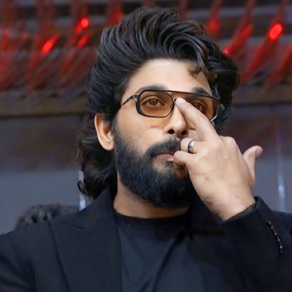  ఈ సినిమాలో ఒక్కరు ఇద్దరు కాదు.. ఏకంగా 5గురు హీరోయిన్లు ఉంటారని ప్రచారం జరుగుతుంది. పైగా వాళ్లంతా ఫారెన్ బ్యూటీస్ అని తెలుస్తుంది. అంతేకాదు జాన్వీ కపూర్ మెయిన్ హీరోయిన్‌గా నటించే అవకాశాలున్నాయి. 