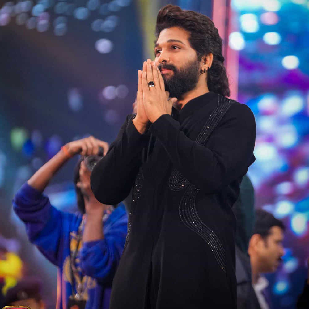 అట్లీ సినిమా కోసం ఈయన 200 కోట్ల రికార్డ్ పారితోషికం అందుకోబోతున్నారని తెలుస్తుంది. పుష్ప 2 సినిమాకు 300 కోట్లు అందుకున్నట్లు ఫోర్బ్స్ ఇండియా అప్పట్లో ప్రకటించింది. తాజాగా అట్లీ కోసం 200 కోట్ల పారితోషికంతో పాటు ప్రాఫిట్లో షేర్ తీసుకోనున్నారని తెలుస్తుంది.