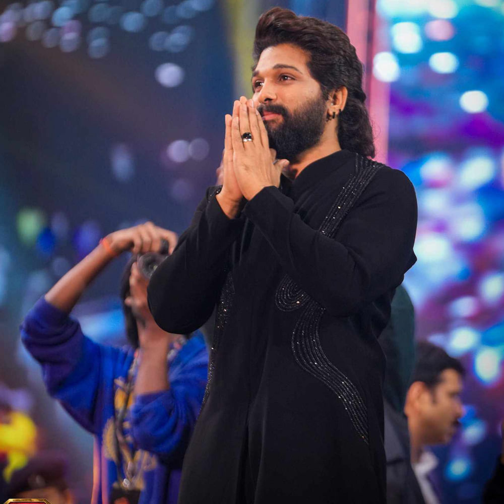 అన్నీకుదిర్తే సమ్మర్ తర్వాత అల్లు అర్జున్, అట్లీ ప్రాజెక్ట్ సెట్స్‌పైకి వెళ్లే అవకాశం ఉంది. ఏడాదిలోపే ఈ సినిమాను పూర్తి చేయాలని బన్నీ కండీషన్ పెట్టినట్లు తెలుస్తుంది. ఈ సినిమా తర్వాత త్రివిక్రమ్‌తో భారీ మైథలాజికల్ ప్రాజెక్ట్‌కు సిద్ధం కానున్నారు అల్లు అర్జున్. మొత్తానికి ఇదే లైనప్‌లో బన్నీ వెళ్తారా.. మళ్లీ ఏదైనా మార్పులు చేస్తారేమో చూడాలి. 