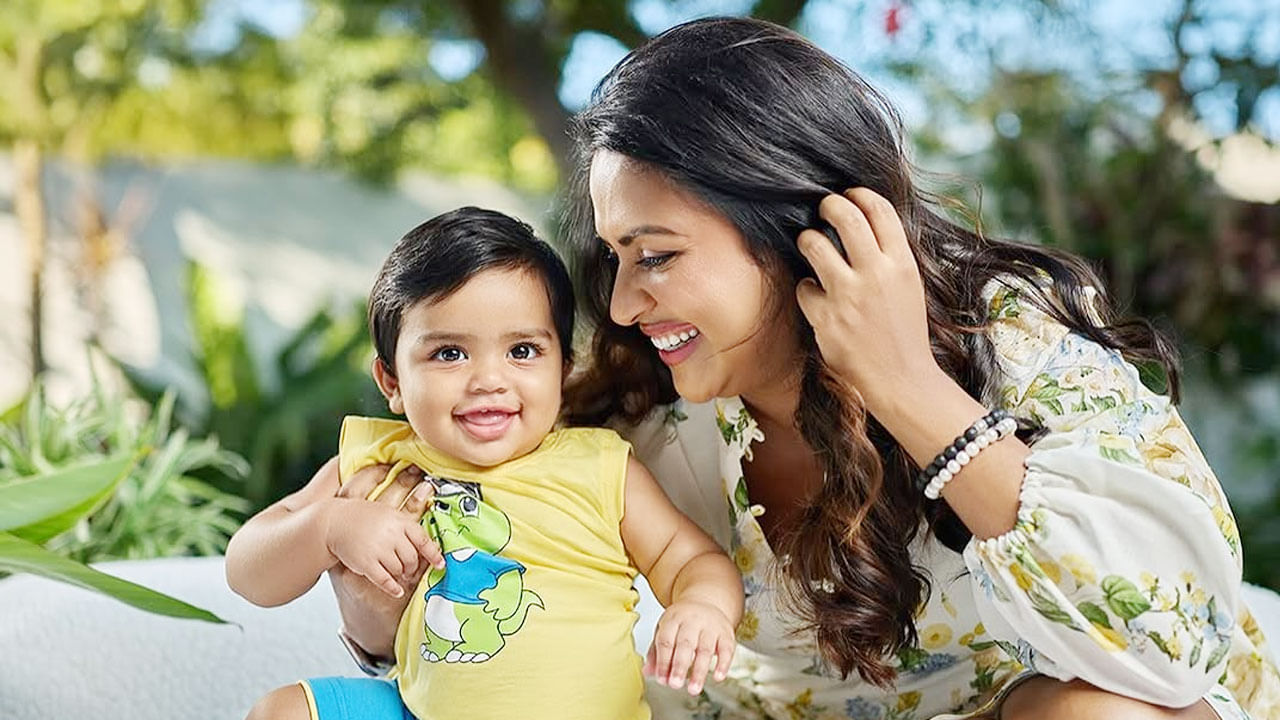 సౌత్ ఇండస్ట్రీలో తన నటనతో మంచి గుర్తింపు తెచ్చుకున్న హీరోయిన్లలో అమలా పాల్ ఒకరు. ఈ బ్యూటీ ఎంతో మంది స్టార్ హీరోల సినిమాల్లో నటించి మంచి గుర్తింపు తెచ్చుకుంది. తమిళంలో కూడా ఈనటి వరస సినిమాలతో స్టార్ హీరోయిన్‌గా తన సత్తా చాటింది.