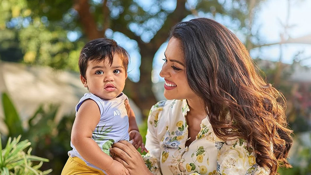 కెరీర్ పీక్ స్టేజ్‌లోనే ప్రేమ వివాహం చేసుకున్న ఈ ముద్దుగుమ్మ మనస్పర్థల కారణంగా మొదటి బంధానికి స్వస్తిపలికింది. ఇక తర్వాత వరసగా సినిమాలు చేస్తూ ఫుల్ బిజీ అయిపోయిన అమలాపాల్  ఈ మధ్యకాలంలో రెండో వివాహం చేసుకుంది. తర్వాత జూన్‌లో ఈ నటికి కొడుకు పుట్టిన విషయం తెలిసిందే. 